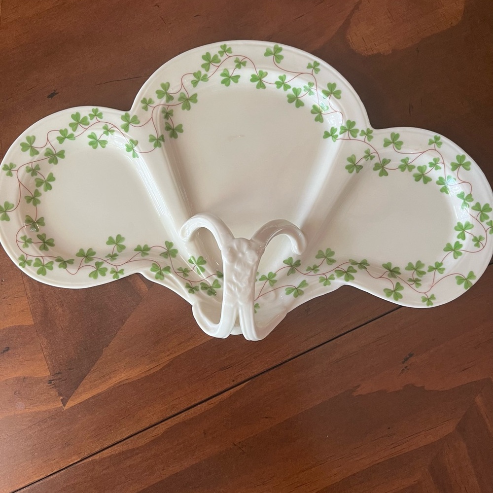 Shamrock vanity tray. 3 Part sectional with handle.